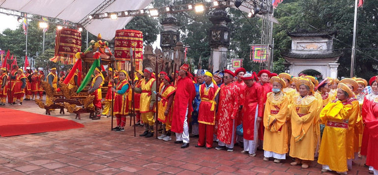 Các đội chuẩn bị tế lễ.