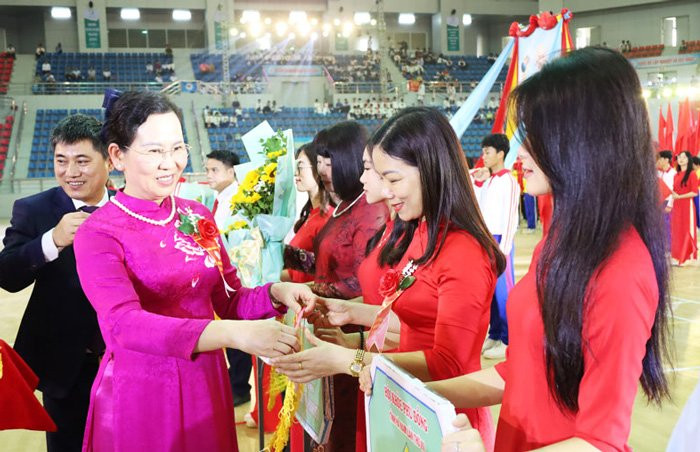 Đồng chí Lê Thị Thủy, Ủy viên Trung ương Đảng, Bí thư Tỉnh ủy, Chủ tịch Hội đồng nhân dân tỉnh tặng hoa, cờ lưu niệm cho các đơn vị tham dự Hội khỏe.