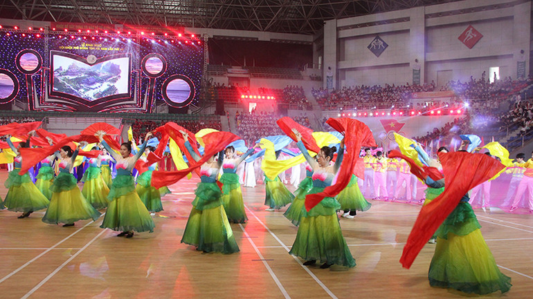 Chương trình đồng diễn nghệ thuật chào mừng Hội khỏe Phù Đổng tỉnh Hà Nam lần thứ 7.