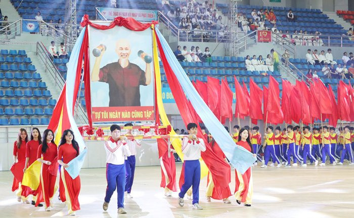 Đoàn rước kiệu ảnh Bác Hồ diễu hành qua lễ đài.