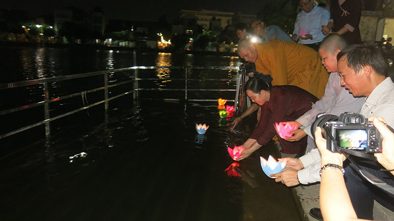 Nghi lễ thả đèn hoa đăng tại Lễ Phật đản năm 2023 - Phật lịch 2567 tỉnh Hà Nam.