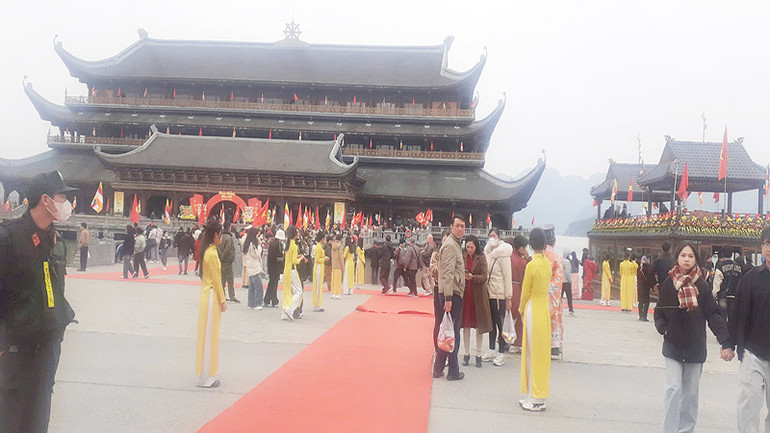 Đông đảo du khách thập phương đến dự lễ hội Xuân Tam Chúc.