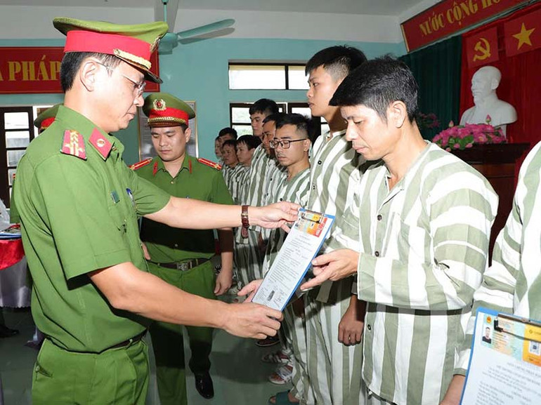 Đại tá Phạm Hùng Dương - Ủy viên Ban Thường vụ Đảng ủy, Phó Giám đốc, Thủ trưởng Cơ quan thi hành án hình sự Công an tỉnh Hà Nam trao Giấy chứng nhận đặc xá cho các phạm nhân.