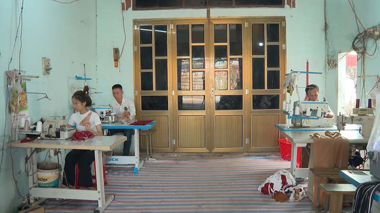 Nhờ được vay vốn ưu đãi, anh Mạnh đã đầu tư máy khâu để mở xưởng may tại gia đình.