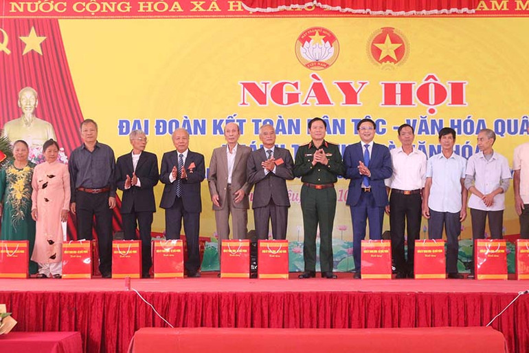 Đại tướng Nguyễn Tân Cương và đồng chí Phó Chủ tịch UBND tỉnh Nguyễn Đức Vượng tặng quà cho nhân dân thôn Trung Liêu.