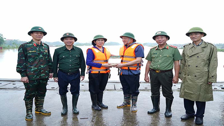 Phó Thủ tướng Nguyễn Hòa Bình đã tặng quà động viên Đảng bộ, chính quyền, nhân dân tỉnh Hà Nam và các lực lượng tham gia công tác phòng chống lụt bão.