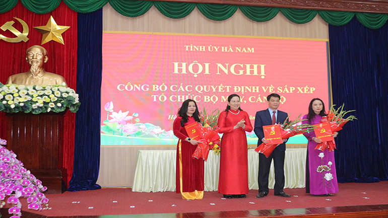 Đồng chí Bí thư Tỉnh ủy Hà Nam trao Quyết định và tặng hoa chúc mừng các đồng chí Trưởng Ban và Phó trưởng Ban cơ quan Ban Tuyên giáo và Dân vận Tỉnh ủy.