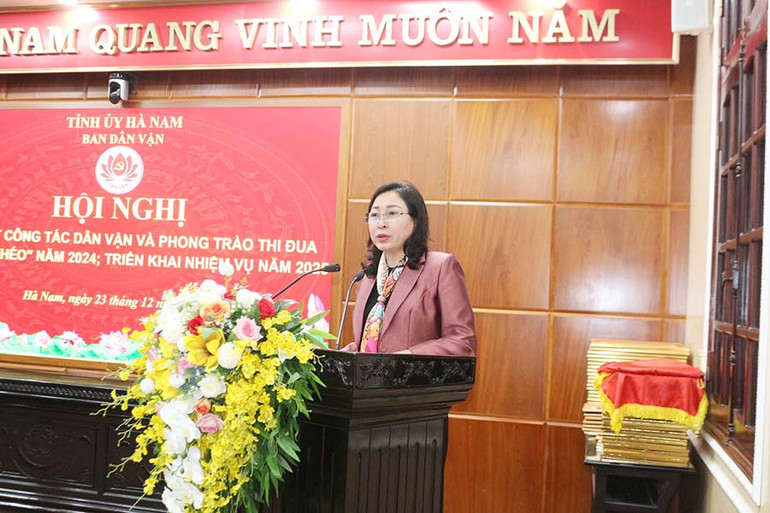 Đồng chí Đinh Thị Lụa, Phó Bí thư Thường trực Tỉnh ủy Hà Nam phát biểu tại hội nghị.