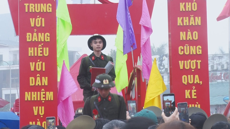 Các tân binh đi qua cổng vinh quang lên đường nhập ngũ.