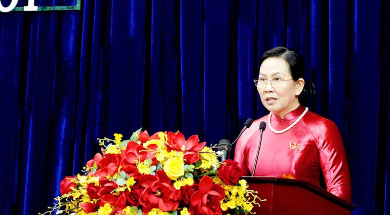 Đồng chí Lê Thị Thủy, Ủy viên Trung ương Đảng, Bí thư Tỉnh ủy, Chủ tịch Hội đồng nhân dân tỉnh phát biểu bế mạc Kỳ họp.