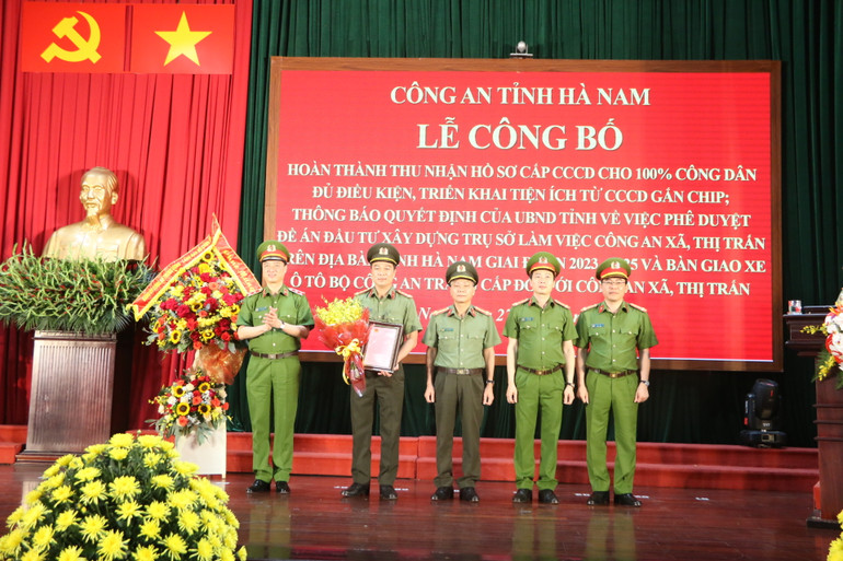 Thứ trưởng Công an trao Thư khen của Bộ trưởng Công an cho Ban Giám đốc Công an tỉnh Hà Nam.