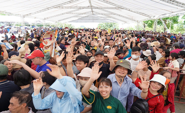 Mỗi ngày Chùa Tam Chúc đón từ 30-50 nghìn lượt người về chiêm bái Xá lợi Đức Phật.