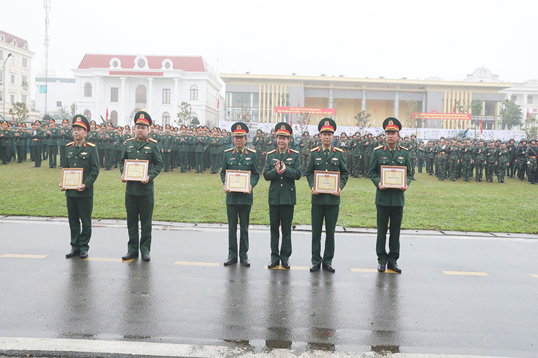 Đại tá Trịnh Hồng Phong, Chỉ huy Trưởng Bộ chỉ huy Quân sự tỉnh Hà Nam trao thưởng cho các đơn vị làm tốt công tác chuẩn bị huấn luyện.