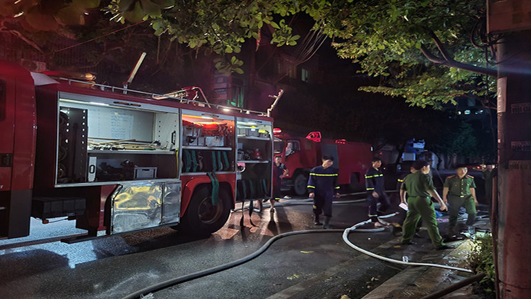 Lực lượng Cảnh sát Phòng cháy chữa cháy và cứu nạn cứu hộ Công an tỉnh Hà Nam triển khai phương án chữa cháy và cứu nạn, cứu hộ.