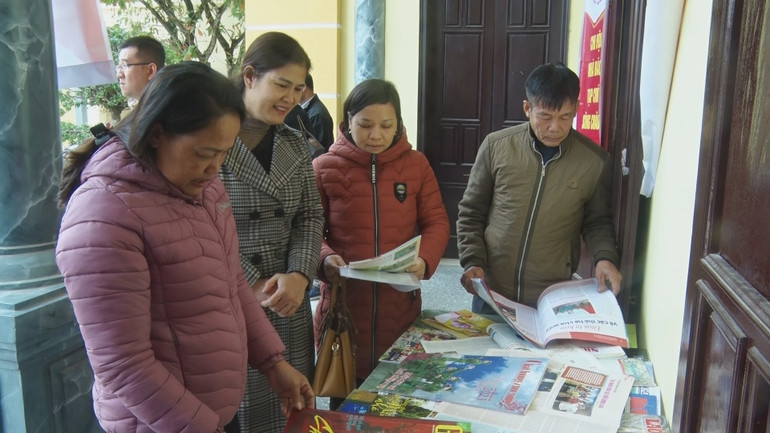 Cán bộ và nhân dân xã Tràng An tham dự hoạt động Trưng bày báo Xuân.