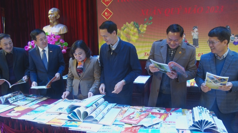 Các đồng chí lãnh đạo tỉnh Hà Nam và huyện Bình Lục tham quan Trưng bày báo Xuân.