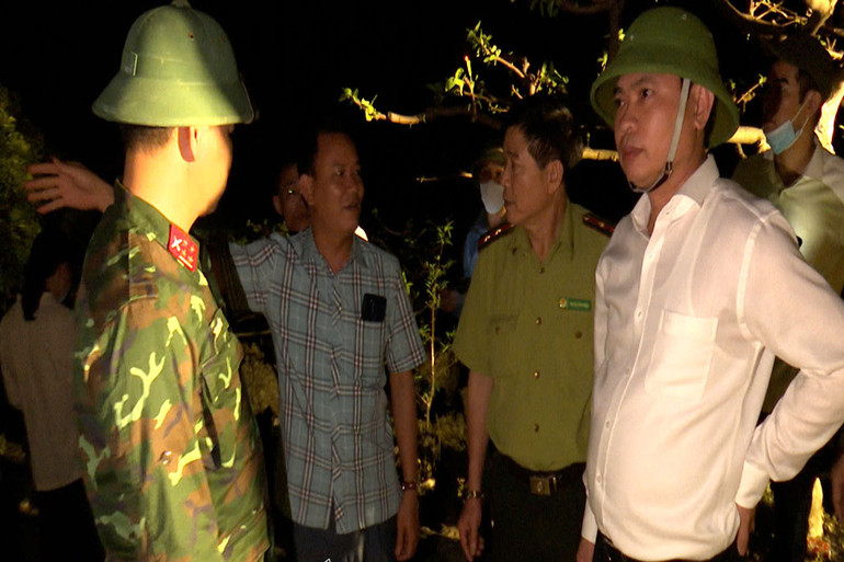 Đồng chí Trương Quốc Huy, Bí thư Tỉnh ủy, Chủ tịch Ủy ban nhân dân tỉnh, Trưởng Đoàn đại biểu Quốc hội tỉnh Hà Nam có mặt tại hiện trường trực tiếp chỉ đạo lực lượng chức năng dập lửa.