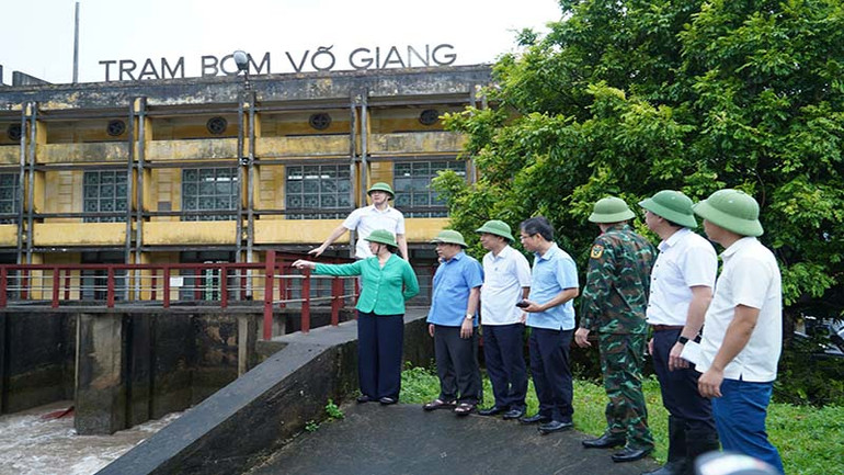 Đồng chí Bí thư Tỉnh ủy Lê Thị Thủy chỉ đạo tiêu úng tại trạm bơm Võ Giang (Thanh Liêm).