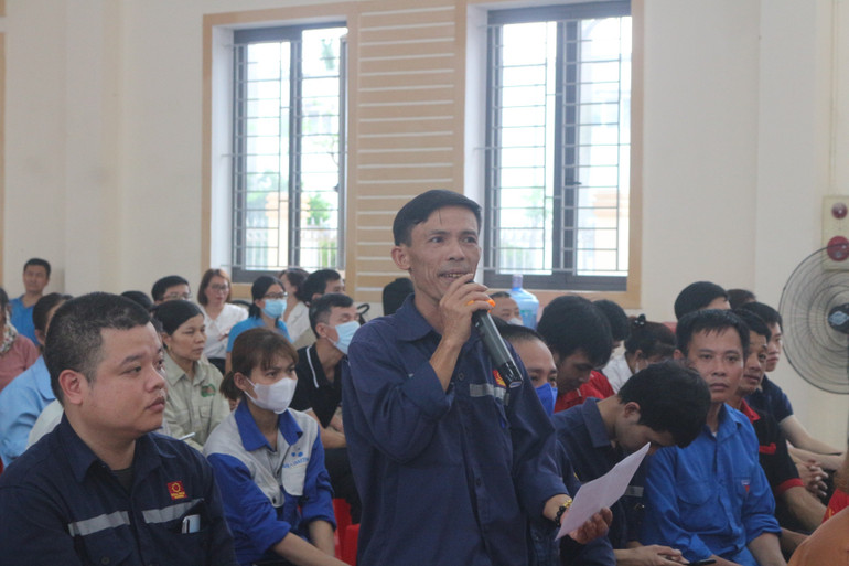 Đại diện cử tri là công nhân phát biểu ý kiến.