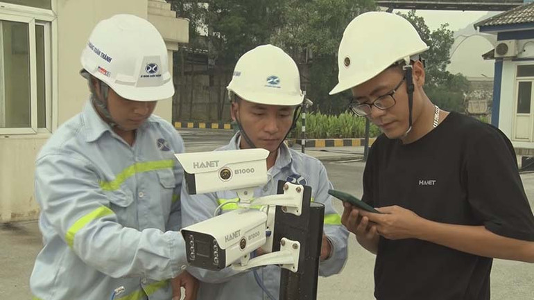 Công nhân công ty Xi-măng Xuân Thành ứng dụng VNeID kiểm soát an ninh và chấm công tại doanh nghiệp.