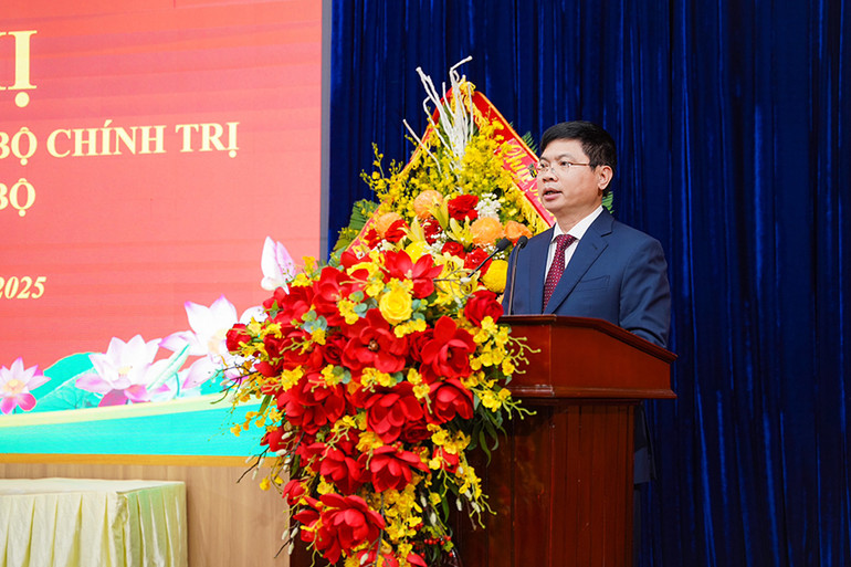 Đồng chí Trương Quốc Huy, Bí thư Tỉnh ủy, Chủ tịch Ủy ban nhân dân tỉnh, Trưởng đoàn đại biểu Quốc hội tỉnh Hà Nam phát biểu nhận nhiệm vụ.