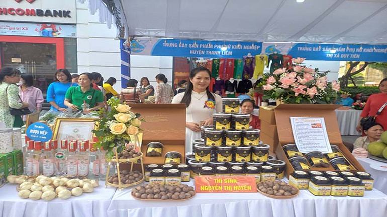 Dự án"sản xuất tỏi đen Linh An" của chị Nguyễn Thị Huyên, xã Công Lý, huyện Lý Nhân được trao giải Nhất.