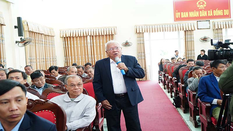 Đại diện người dân xã Đồng Du, huyện Bình Lục phát biểu ý kiến tại hội nghị đối thoại.