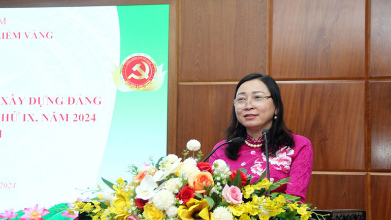 Đồng chí Đinh Thị Lụa, Phó Bí thư Thường trực Tỉnh ủy, Trưởng Ban chỉ đạo giải Búa liềm vàng tỉnh phát biểu tại hội nghị.