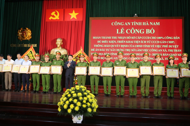 Đồng chí Chủ tịch Ủy ban nhân dân tỉnh Hà Nam trao Bằng khen cho các tập thể và cá nhân có thành tích xuất sắc