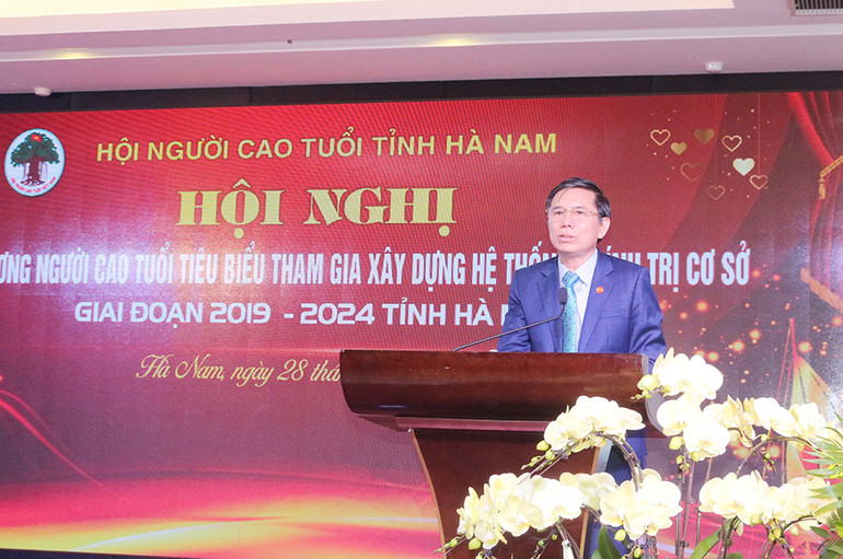 Đồng chí Trần Xuân Dưỡng, Phó Chủ tịch Ủy ban nhân dân tỉnh Hà Nam phát biểu tại hội nghị.