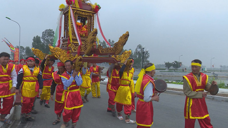 Nghi thức rước lương từ kho lương về Đền Trần Thương.