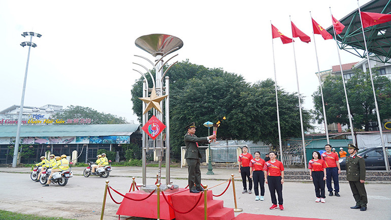 Đại tá Tô Anh Dũng, Giám đốc Công an tỉnh thực hiện nghi thức thắp đuốc Đại hội khỏe "Vì an ninh Tổ quốc" Công an tỉnh Hà Nam năm 2024.