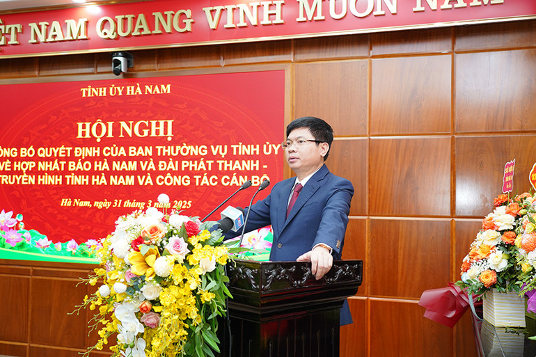 Đồng chí Trương Quốc Huy, Bí thư Tỉnh ủy, Chủ tịch Ủy ban nhân dân tỉnh Hà Nam phát biểu tại hội nghị. Đồng chí Trương Quốc Huy, Bí thư Tỉnh ủy, Chủ tịch Ủy ban nhân dân tỉnh Hà Nam phát biểu tại hội nghị.