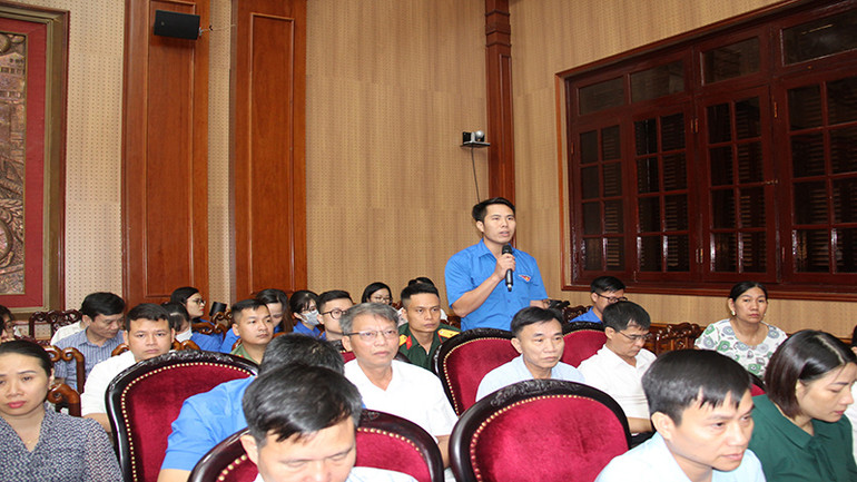 Đoàn viên thanh niên đặt câu hỏi với người đứng đầu cấp ủy, chính quyền của tỉnh tại cuộc đối thoại.