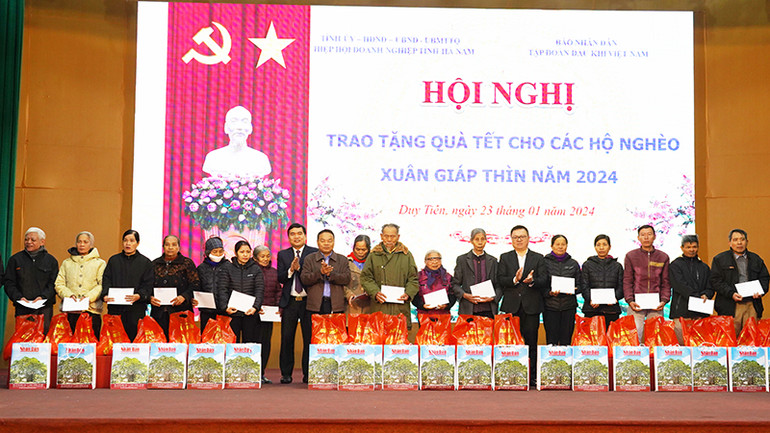 Lãnh đạo Báo Nhân Dân và thị xã Duy Tiên trao quà Tết cho các hộ nghèo thị xã Duy Tiên.