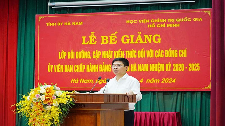 Chủ tịch Ủy ban nhân dân tỉnh Hà Nam Trương Quốc Huy phát biểu tại lễ bế giảng lớp học.