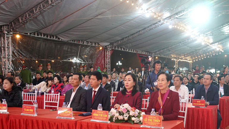 Các đại biểu dự lễ phát lương Đức Thánh Trần.