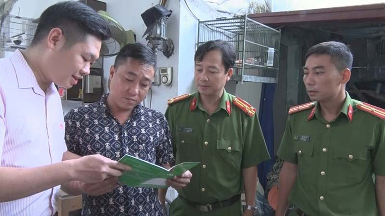 Các cán bộ chiến sĩ công an và cán bộ Ngân hàng Chính sách xã hội hướng dẫn thủ tục vay vốn. Các cán bộ chiến sĩ công an và cán bộ Ngân hàng Chính sách xã hội hướng dẫn thủ tục vay vốn.