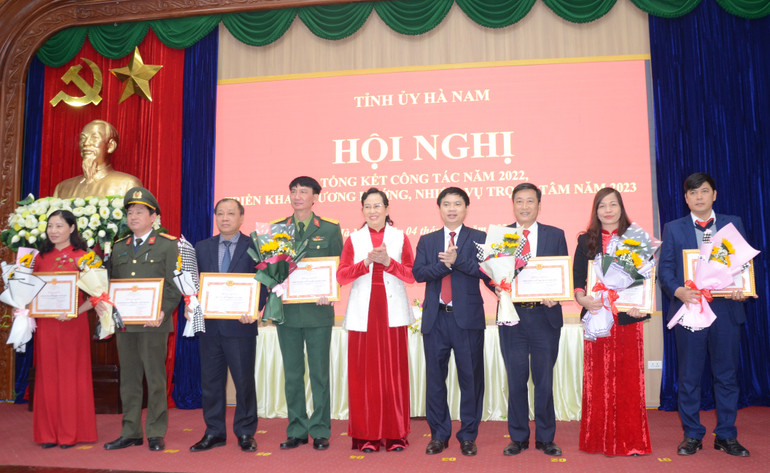 Các đồng chí Thường trực Tỉnh ủy Hà Nam trao thưởng các tổ chức Đảng đạt nhiều thành tích xuất sắc trong công tác năm 2022.