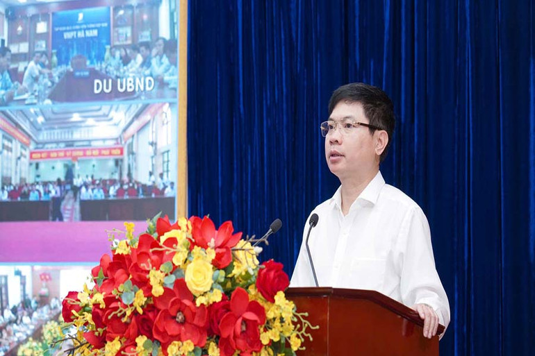 Đồng chí Trương Quốc Huy, Bí thư Tỉnh ủy, Chủ tịch Ủy ban nhân dân tỉnh, Trưởng Đoàn đại biểu Quốc hội tỉnh phát biểu tại hội nghị.