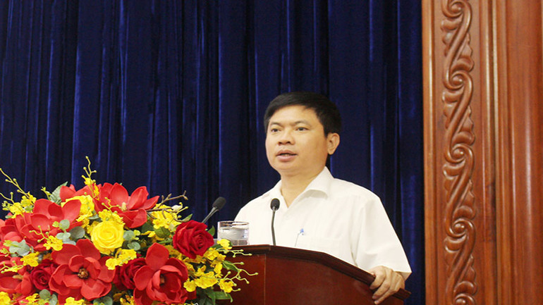 Đồng chí Trương Quốc Huy, Chủ tịch Ủy ban nhân dân tỉnh Hà Nam phát biểu tại hội nghị.