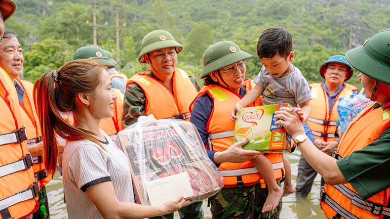 Đồng chí Bí thư Tỉnh ủy động viên nhân dân yên tâm, cố gắng vượt qua khó khăn trong những ngày mưa lũ. Đồng chí Bí thư Tỉnh ủy động viên nhân dân yên tâm, cố gắng vượt qua khó khăn trong những ngày mưa lũ.