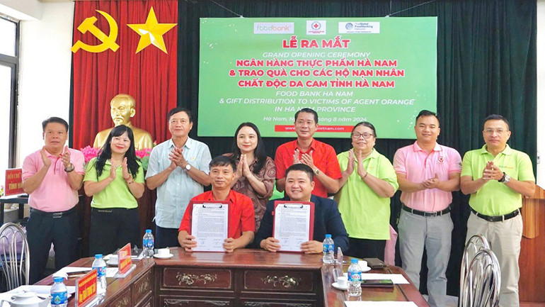 Đại diện Hội Chữ thập đỏ tỉnh Hà Nam và Ngân hàng Thực phẩm Việt Nam ký kết các nội dung thực hiện việc hỗ trợ thực phẩm cho người nghèo trên địa bàn tỉnh.