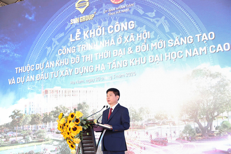 Đồng chí Trương Quốc Huy, Bí thư Tỉnh ủy, Chủ tịch Ủy ban nhân dân tỉnh Hà Nam phát biểu chỉ đạo tại buổi lễ.