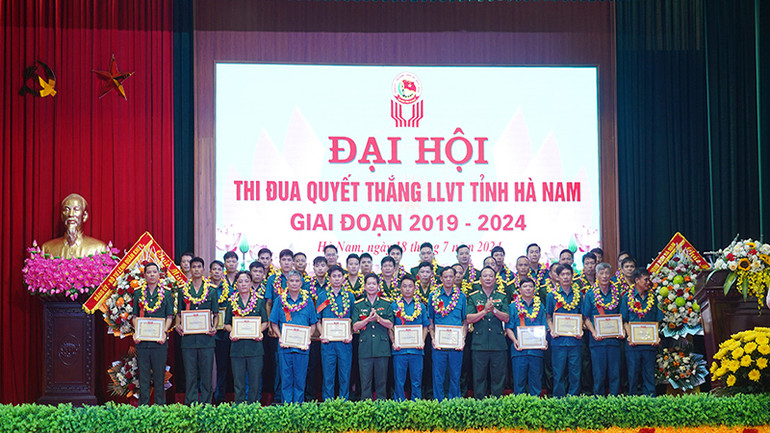 Các tập thể, cá nhân được Bộ Chỉ huy quân sự tỉnh khen thưởng.