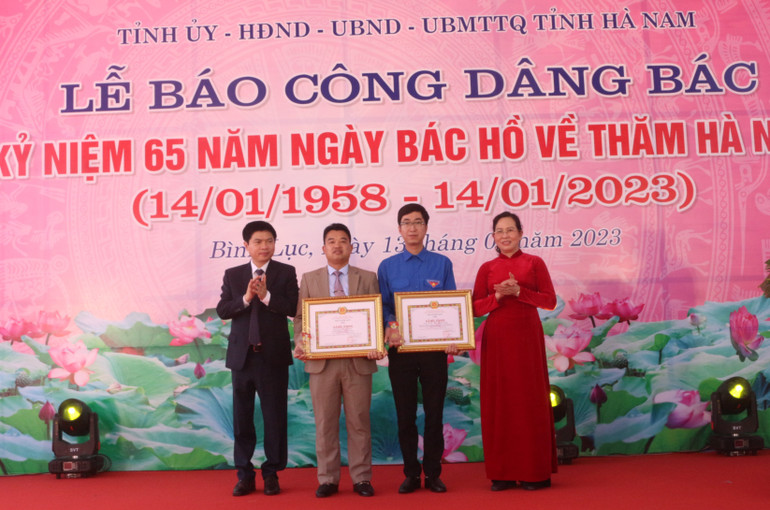 Các đồng chí lãnh đạo tỉnh Hà Nam trao Bằng khen của Ban Tuyên giáo Trung ương cho các cá nhân có thành tích tiêu biểu trong học tập và làm theo đạo đức tư tưởng Hồ Chí Minh.