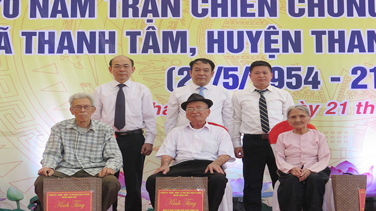 Tại lễ kỷ niệm, lãnh đạo huyện Thanh Liêm đã trao tặng quà các đại biểu là du kích tham gia trận chiến chống càn tại Chanh Chè, xã Thanh Tâm (Thanh Liêm).