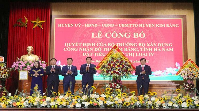 Đồng chí Nguyễn Anh Chức, Phó Chủ tịch Ủy ban nhân dân tỉnh tặng hoa chúc mừng Đảng bộ, chính quyền và nhân dân huyện Kim Bảng. Đồng chí Nguyễn Anh Chức, Phó Chủ tịch Ủy ban nhân dân tỉnh tặng hoa chúc mừng Đảng bộ, chính quyền và nhân dân huyện Kim Bảng.