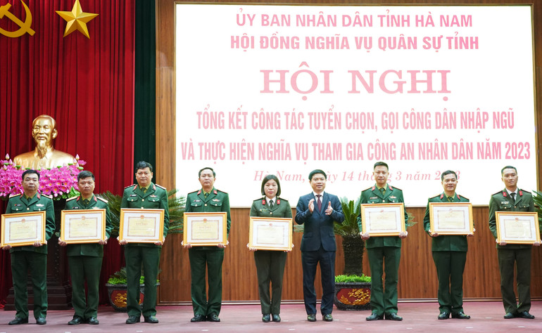 Các tập thể, cá nhân có thành tích xuất sắc trong công tác tuyển chọn, gọi công dân nhập ngũ năm 2023 được Chủ tịch Ủy ban nhân dân tỉnh Hà Nam biểu dương, khen thưởng tại hội nghị.