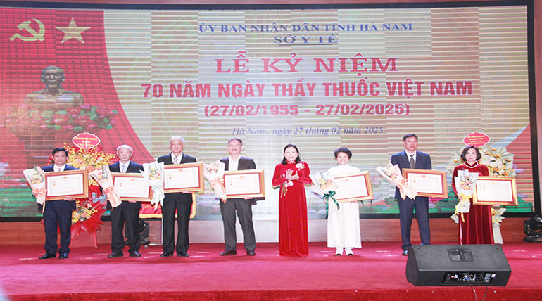 Thừa ủy quyền của Chủ tịch nước, đồng chí Đinh Thị Lụa, Phó Bí thư Thường trực Tỉnh ủy, Bí thư Đảng ủy các cơ quan Đảng tỉnh trao Danh hiệu Thầy thuốc Ưu tú cho 7 cá nhân.